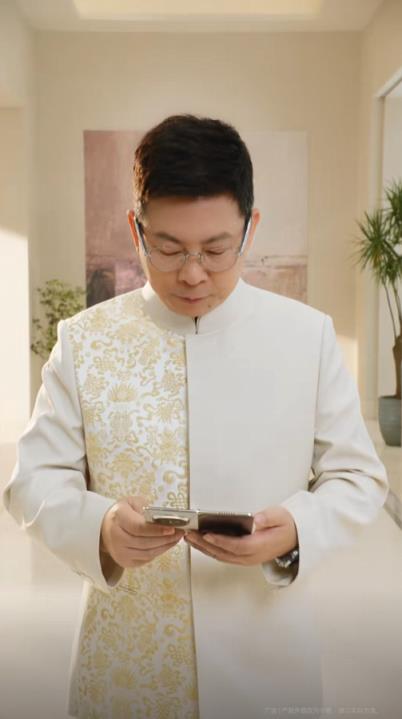 鸿蒙最强折叠屏!余承东首次展示华为MateX7真机 邀请网友用四个字形容(图2)