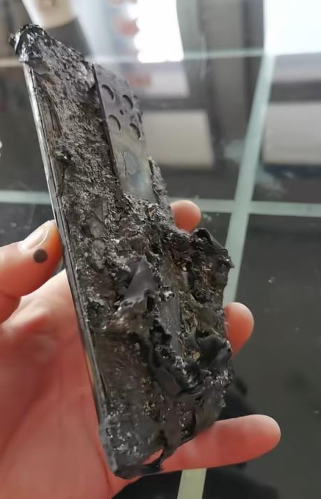 华为Mate30RS保时捷被火烧到面目全非:还能充电玩游戏(图2)