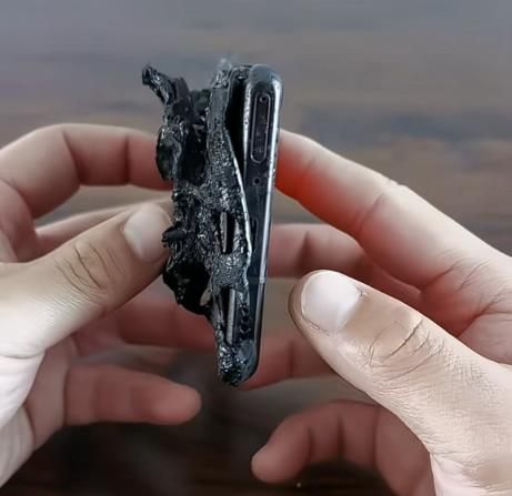 华为Mate30RS保时捷被火烧到面目全非:还能充电玩游戏(图3)