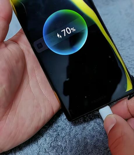 华为Mate30RS保时捷被火烧到面目全非:还能充电玩游戏(图5)