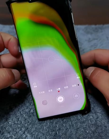 华为Mate30RS保时捷被火烧到面目全非:还能充电玩游戏(图6)