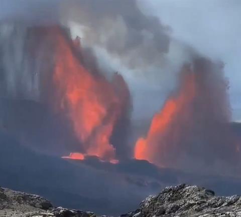 宛若地狱！夏威夷基拉韦厄火山喷发：喷出450米高“熔岩之翼”(图2)