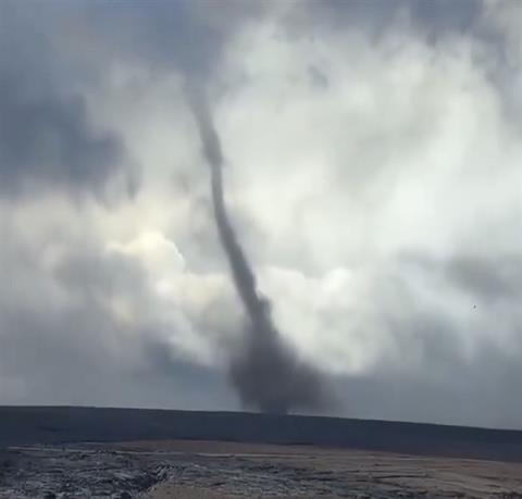 宛若地狱！夏威夷基拉韦厄火山喷发：喷出450米高“熔岩之翼”(图3)