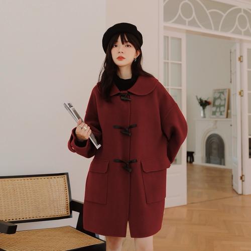 酒红色呢子配什么颜色毛衣？酒红色呢子大衣搭配图片