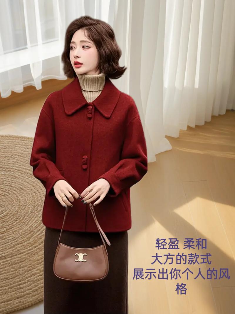 酒红色呢子配什么颜色毛衣?酒红色呢子大衣搭配图片