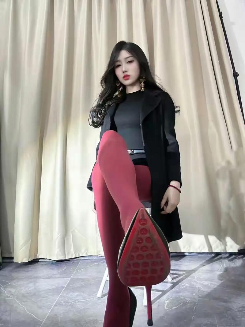 酒红色袜子配什么颜色的鞋子？酒红色的***怎么搭配