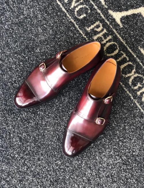 酒红色皮鞋掉色怎么补好？酒红色皮鞋最忌讳的搭配