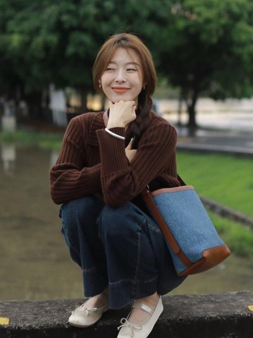 咖啡色毛衣配什么颜色裤子好看?咖啡色毛衣搭什么颜色外套