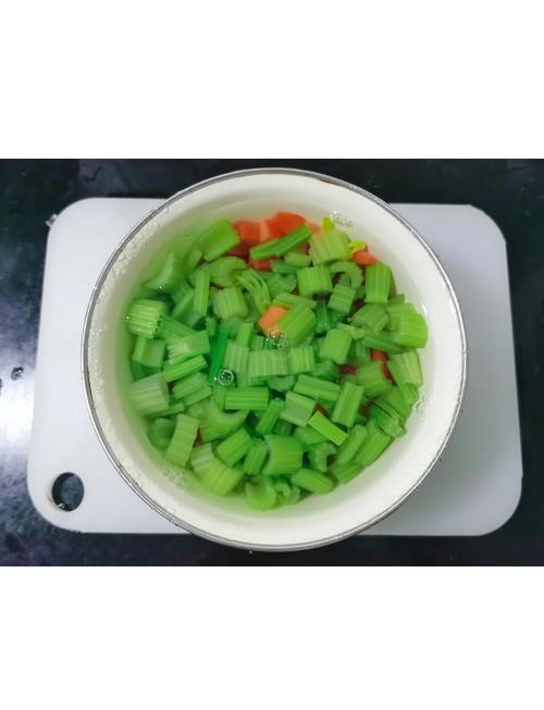 芹菜花生米拌腐竹？芹菜花生米腐竹的做法大全