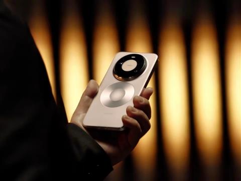 何刚晒华为Mate80系列实拍样张：红枫影像色彩表现一绝(图2)