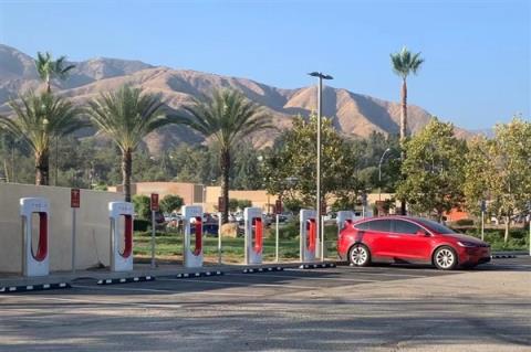 我国汽车充电枪数量已破1800万个 2年内再建1000万个(图1)