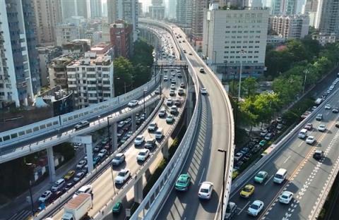 电池起火车门打不开 新华社再谈汽车行业乱象：该踩刹车了