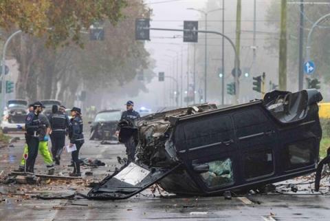 意大利米兰发生惨烈事故：奔驰大G被撞翻车并断成两截