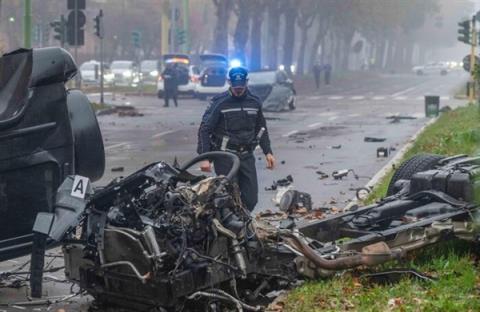 意大利米兰发生惨烈事故:奔驰大G被撞翻车并断成两截(图3)