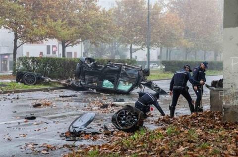 意大利米兰发生惨烈事故:奔驰大G被撞翻车并断成两截(图4)