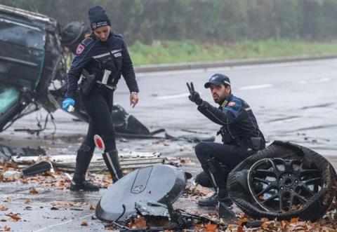 意大利米兰发生惨烈事故:奔驰大G被撞翻车并断成两截(图5)