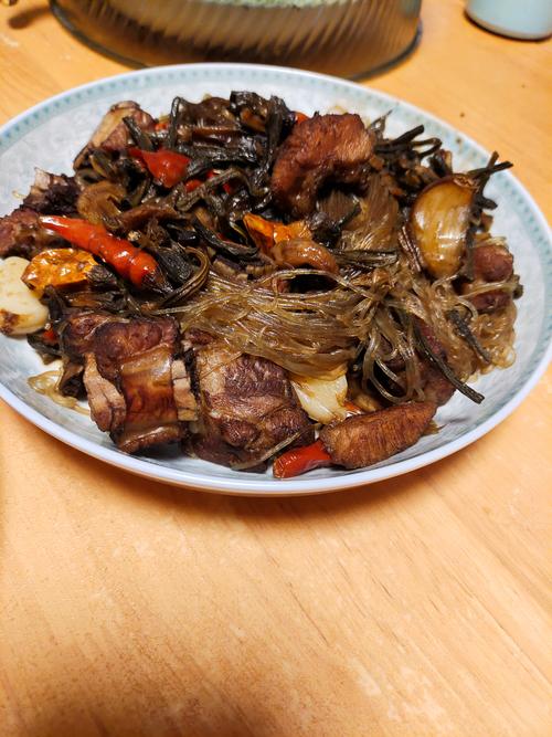 炖排骨汤时需要放桂皮香叶可以吗？炖排骨适合放桂皮和香叶吗