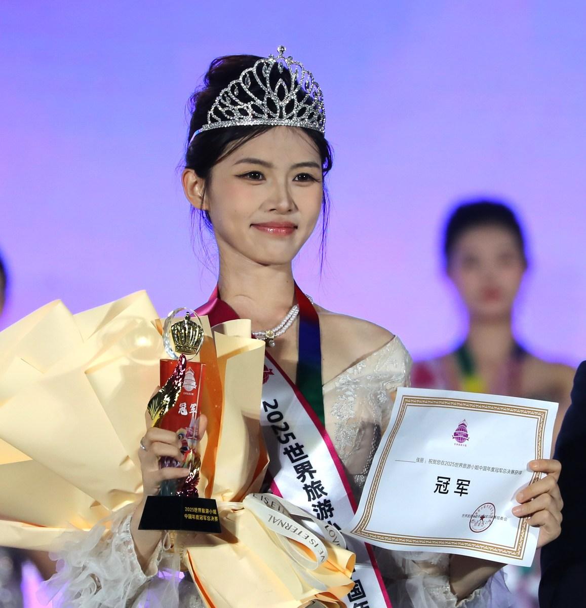 模特冠军颜值引争议 组委会回应：美不应被单一标准定义