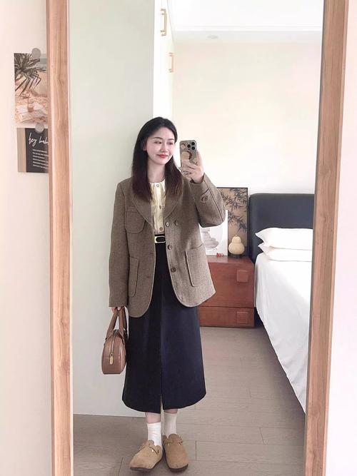 胖人穿短款上衣怎么搭配？胖人穿短款上衣怎么搭配好看