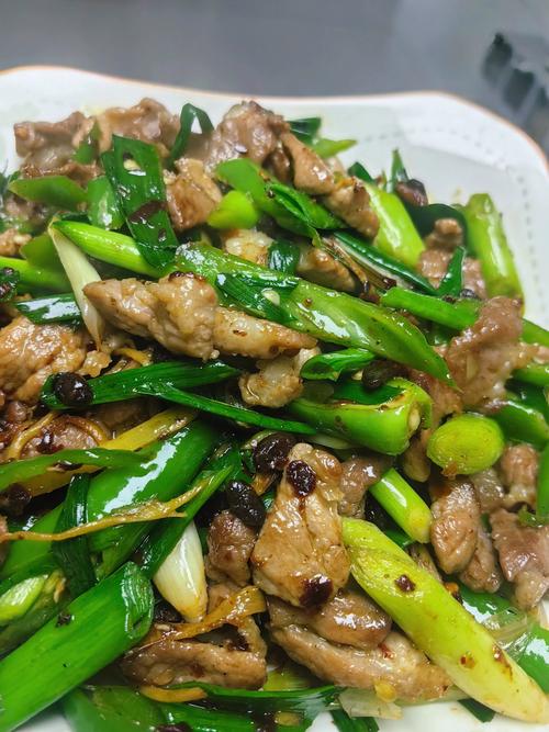 辣椒炒肉要放生姜和大蒜子吗？辣椒炒肉要放葱姜蒜吗