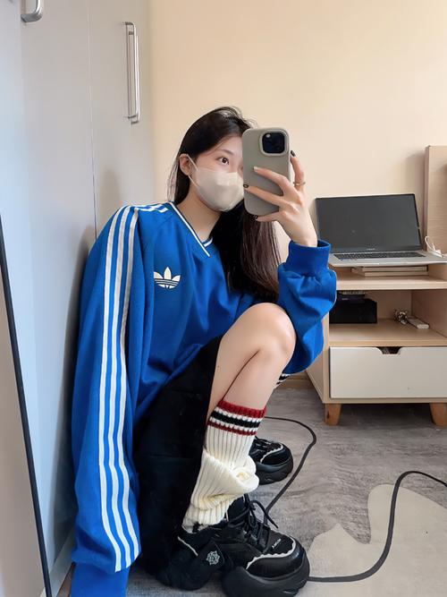 蓝色鞋子怎么搭配衣服裤子？蓝色鞋子搭配什么裤子