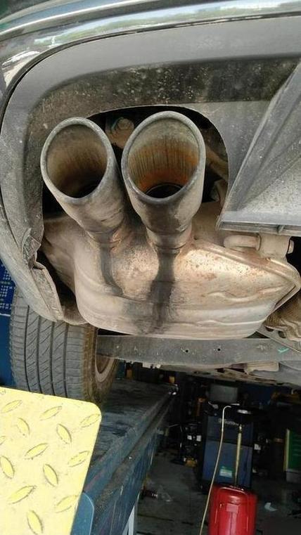 汽车排气管冒黑烟的原因?汽车排气管子冒黑烟是怎么回事啊