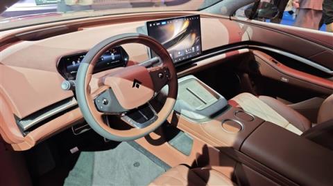 一键变尊贵四座！广汽昊铂A800内饰公布：全球首创2+1变形座椅(图2)