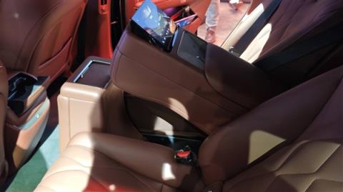 一键变尊贵四座！广汽昊铂A800内饰公布：全球首创2+1变形座椅(图4)