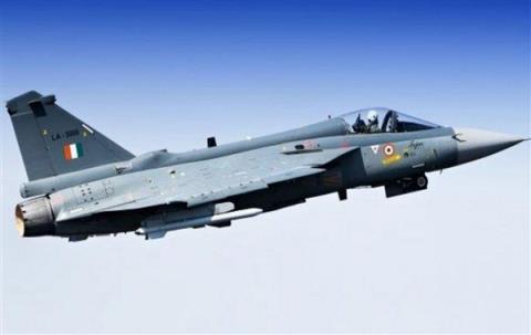 印度国产“光辉”战机迪拜飞行表演中坠毁：飞行员遇难(图2)