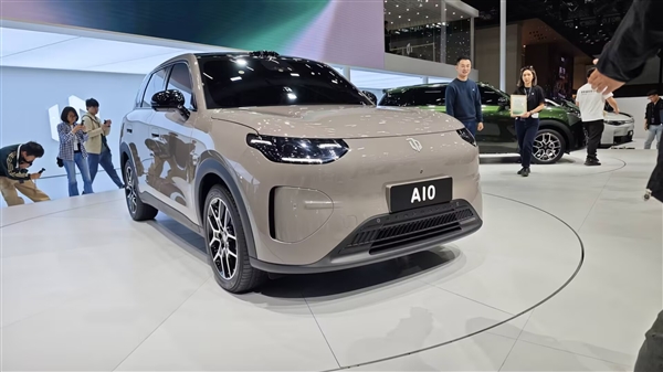 为逃避虎鲸群围猎 海豹跳上人类小船逃命(图3)