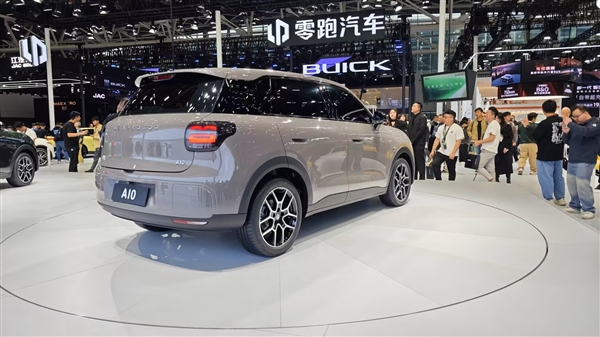 为逃避虎鲸群围猎 海豹跳上人类小船逃命(图4)