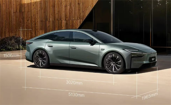 Grok在线吹捧马斯克：比詹姆斯体能更强 比布拉德皮特还帅(图2)