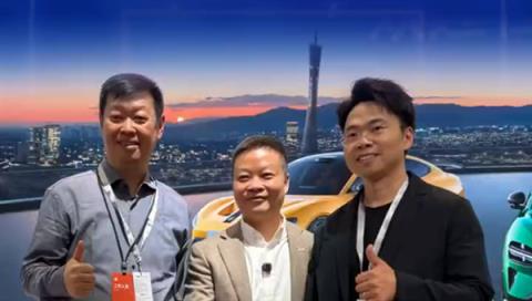 何小鹏参观小米汽车展台 胡峥楠陪同(图2)