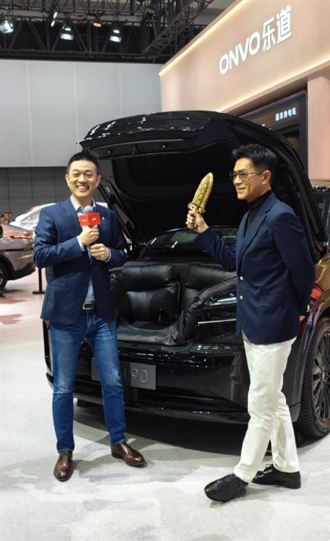 古天乐现身乐道展台秀粤语 李斌现场回赠一把“宝剑”(图2)