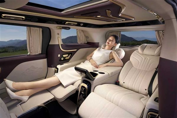 古天乐现身乐道展台秀粤语 李斌现场回赠一把“宝剑”(图3)