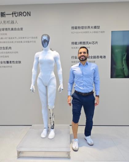 小鹏IRON“剪腿版”亮相车展成网红 老外集体卷裤腿打卡(图2)