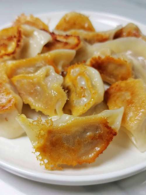 请问煎饺是不是要先把饺子蒸熟?做煎饺是不是要先蒸熟了再煎