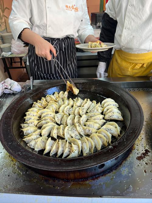 请问煎饺是不是要先把饺子蒸熟?做煎饺是不是要先蒸熟了再煎