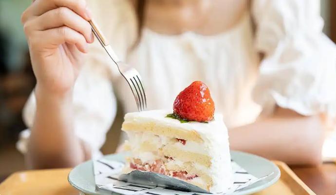 警惕甜蜜陷阱:甜食过量正悄然侵蚀你的视力健康