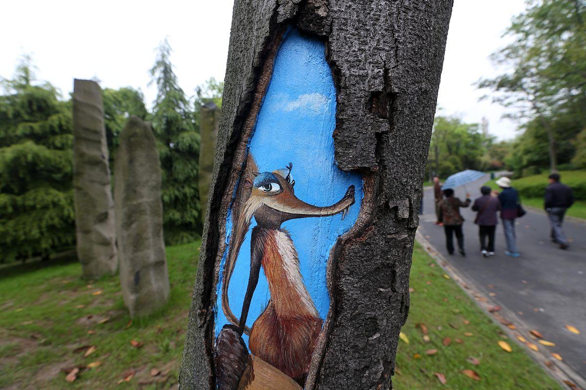 艺术家树洞创作引争议 城管责令恢复原状引发热议