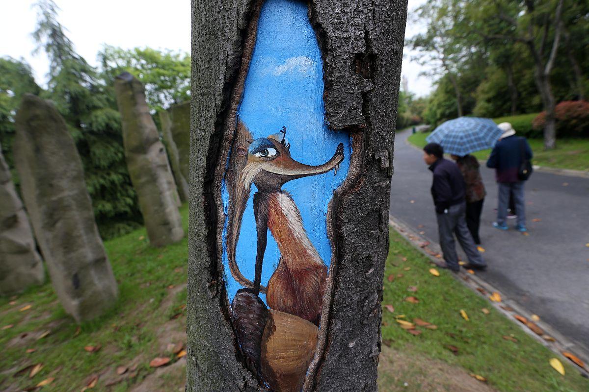 艺术家树洞创作引争议 城管责令恢复原状引发热议