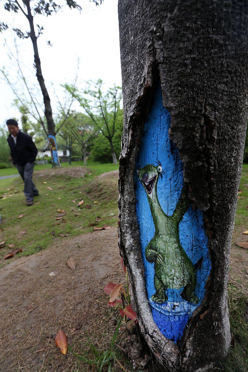 艺术家树洞创作引争议 城管责令恢复原状引发热议