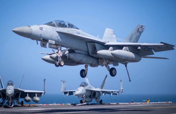 美海军启动南海坠毁军机打捞作业 中方密切监控事态发展