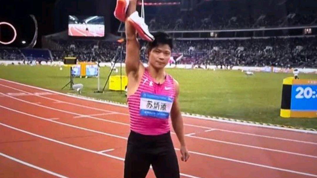 苏炳添举起战靴示意“挂靴”?网友:“挂靴”有来历吗