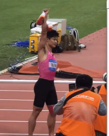 苏炳添举起战靴示意“挂靴”?网友:“挂靴”有来历吗