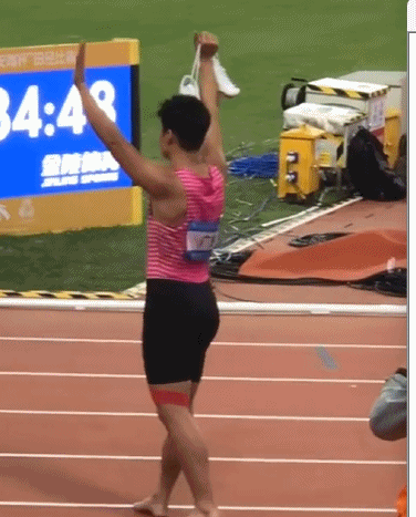 苏炳添举起战靴示意“挂靴”?网友:“挂靴”有来历吗