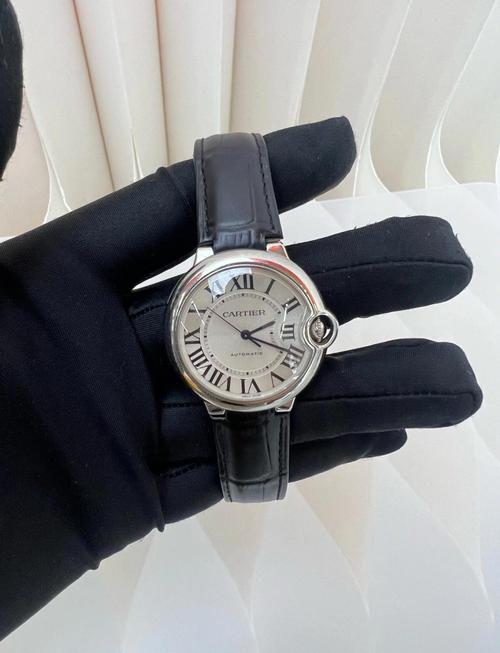 卡地亚蓝气球表面发黄还是发白？卡地亚蓝气球掉色吗