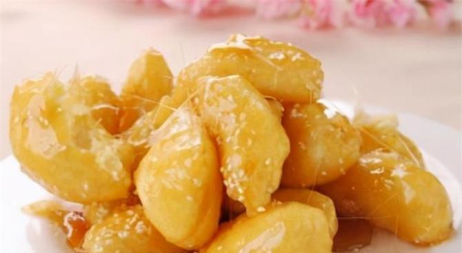 大厨教你做东北名菜拔丝白果,色泽金黄,口感酥香甜脆,好吃极了