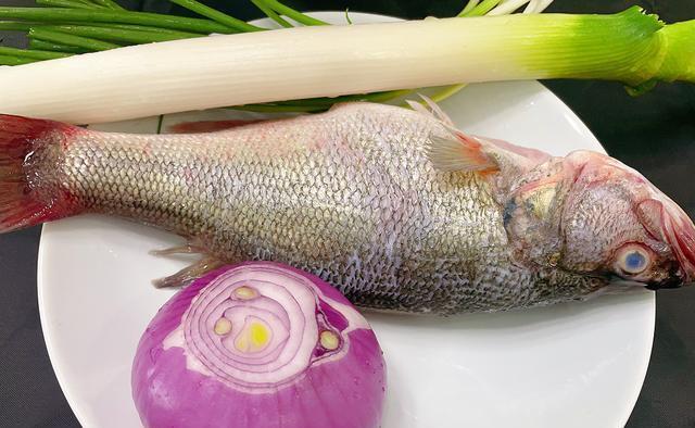 做鲈鱼，别只会清蒸和红烧，很多人没吃过这做法，比蒸着好吃多了