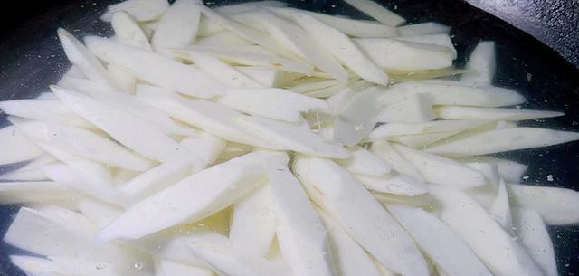 冬天,遇到这菜我一次买20斤,晒成干,价格翻10倍,现在晒正当时